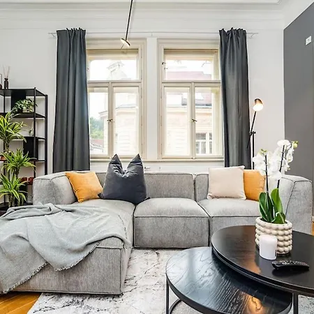 Luxurious 3Bed Very Spacious Apt In The Best Area Prague Exterior photo