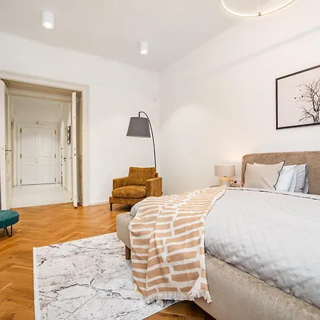 Luxurious 3Bed Very Spacious Apt In The Best Area Prague Exterior photo