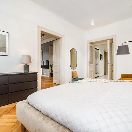 Luxurious 3Bed Very Spacious Apt In The Best Area Prague Exterior photo