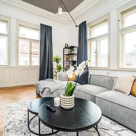 Luxurious 3Bed Very Spacious Apt In The Best Area Prague Exterior photo